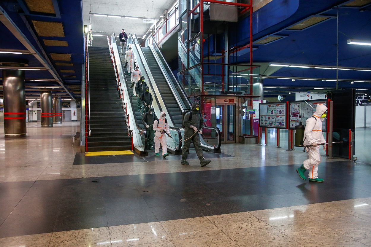 Efectivos de la Unidad Militar de Emergencia (UME) entran en la estación de metro de Nuevos Ministerios, en Madrid, para su desinfección. REUTERS/Javier Barbancho