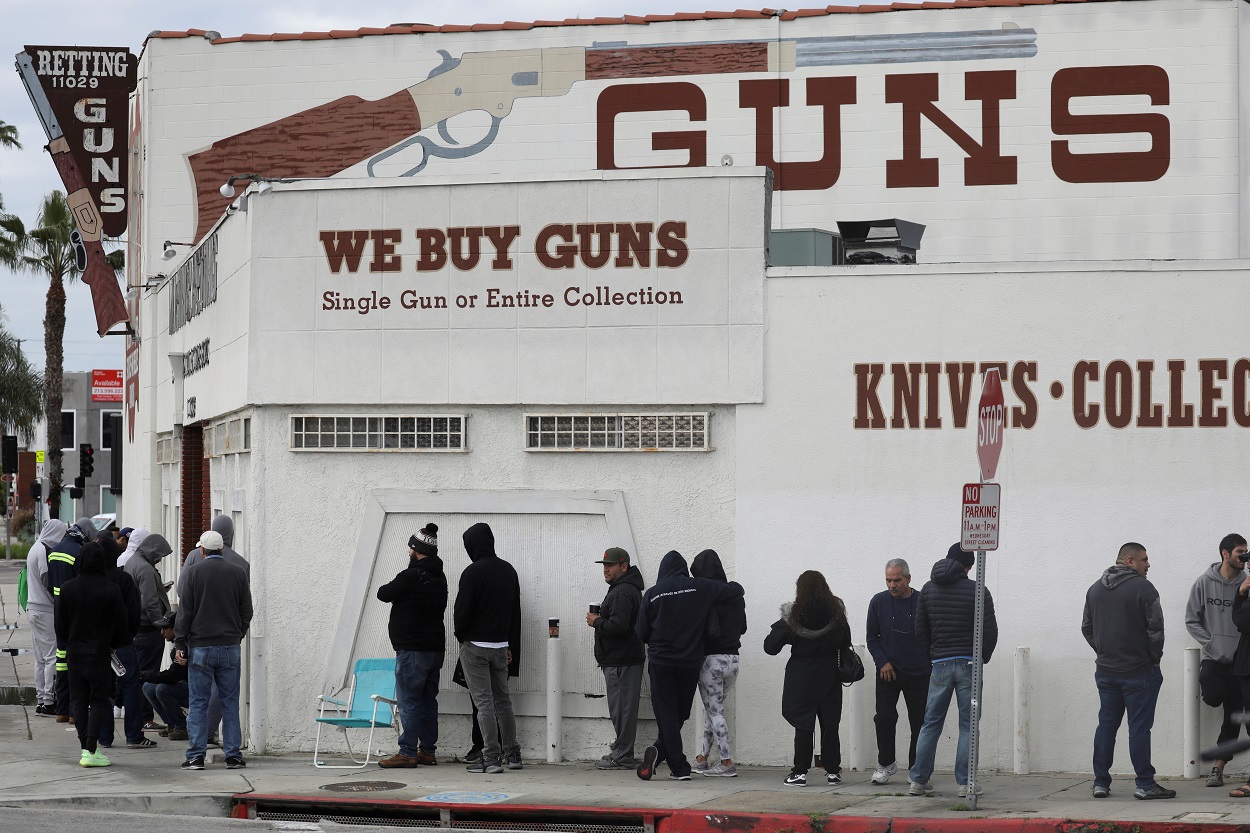 Varias personas hacen cola en una tienda de armas durante la pandemia del coronavirus, en la localidad californiana de Culver (EEUU). REUTERS/Patrick T. Fallon