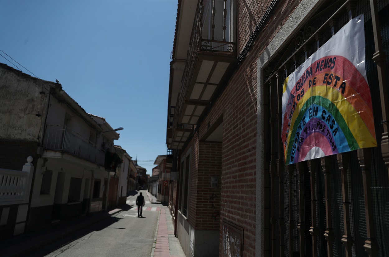 Una calle prácticamente desierta en la localidad madrileña de Ciempozuelos, durante el estado de alarma por la pandemia del coronavirus. REUTERS/Susana Vera