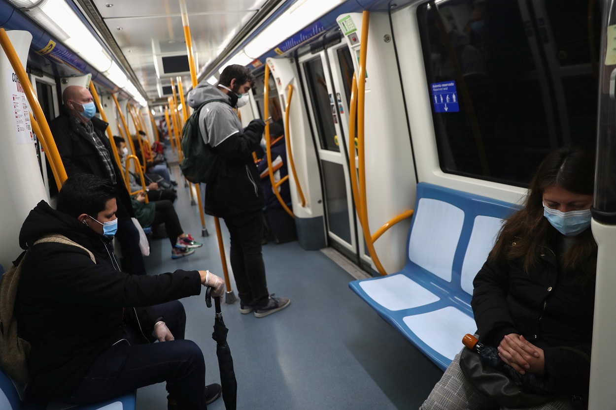 Viajeros del metro de Madrid mantienen la distancia social, durante el estado de alarma por la pandemia del coronavirus. REUTERS / Susana Vera