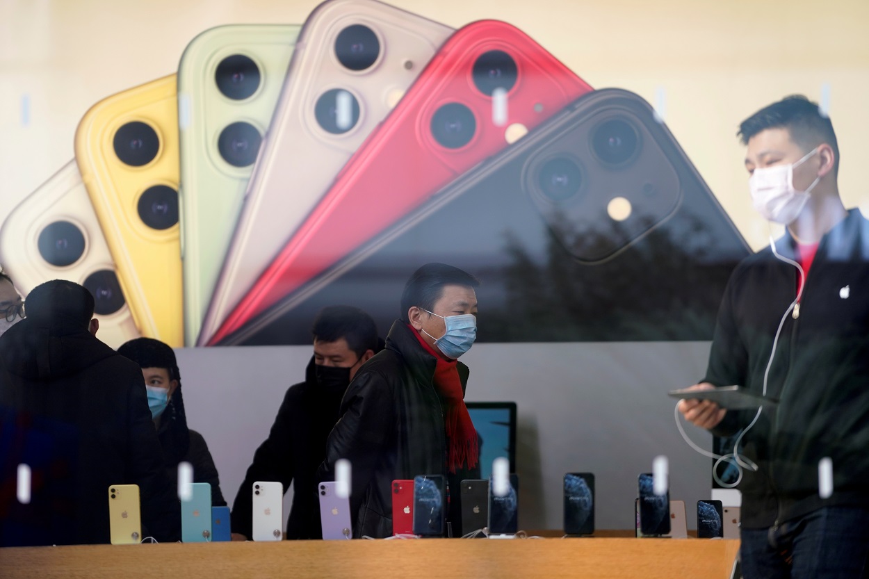 Varias personas con mascarilla, en una tienda Apple, en Shanghai. REUTERS/Aly Song/File Photo