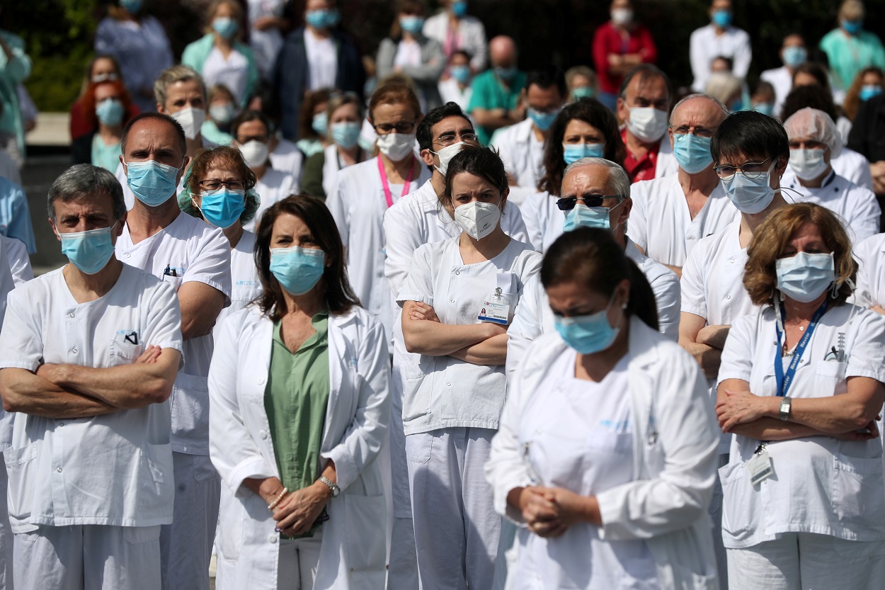 Personal sanitario del Hospital de La Paz, en Madrid, guardan un minuto de silencio por un compañero fallecido por el coronavirus. REUTERS/Susana Vera