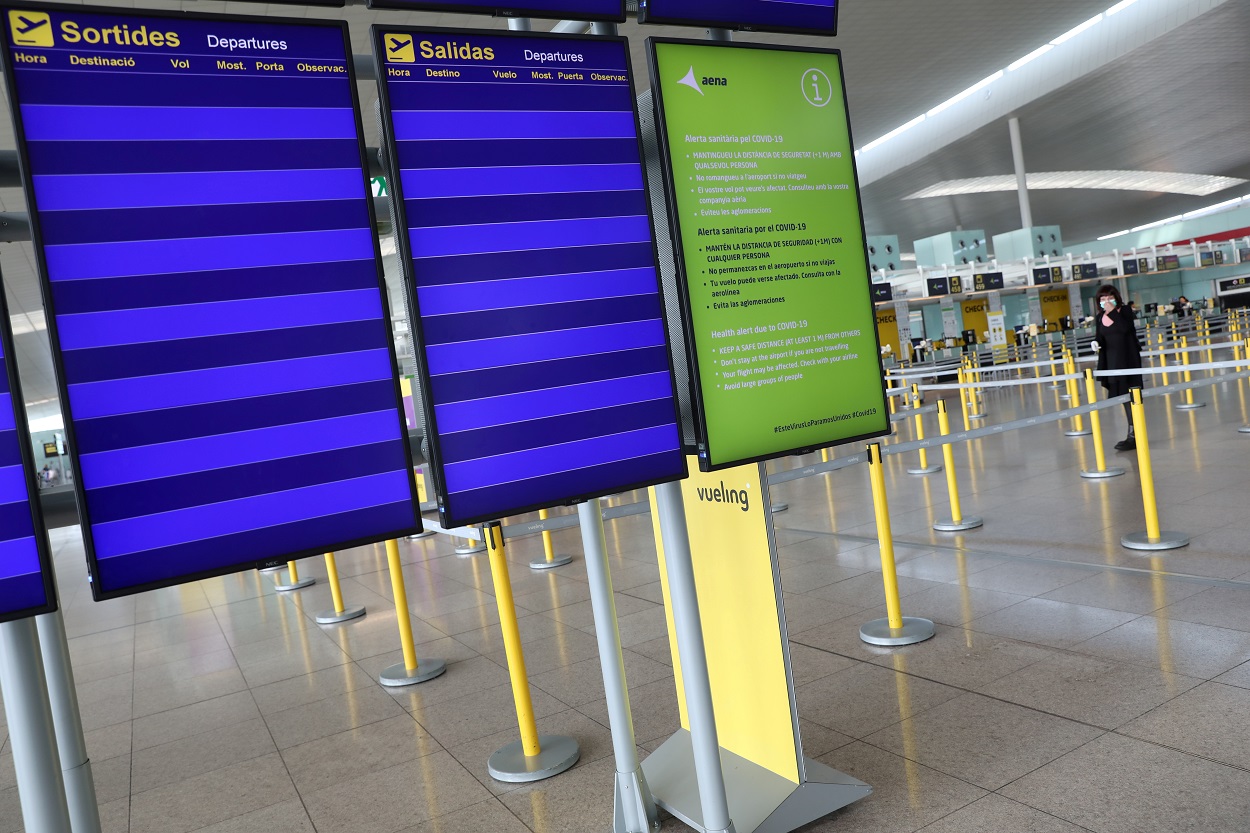 Paneles informativos de las salidas de vuelos, vacíos, en el aeropuerto Josep Tarradellas Barcelona-El Prat, durante el estado de alarma por la pandemia del coronavirus. REUTERS/Nacho Doce