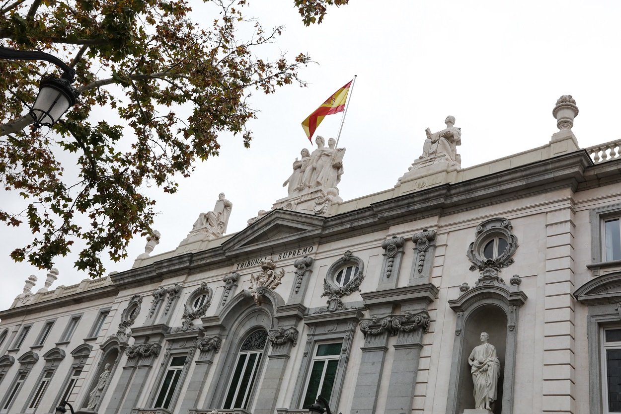 Fachada del edificio del Tribunal Supremo con la bandera española en lo alto. E.P.
