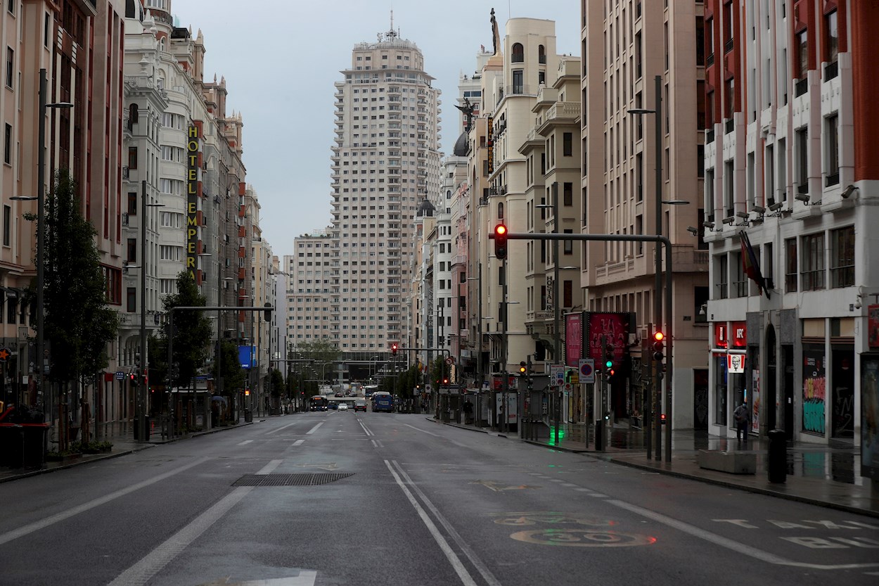 Vista de la Gran Vía de Madrid, totalmente vacía, durante el estado de alarma. EFE/Kiko Huesca