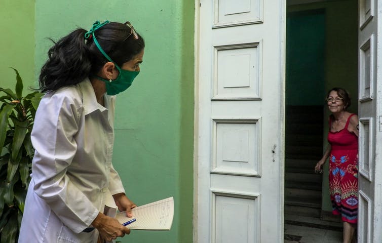 La doctora cubana Liz Caballero va de puerta en puerta buscando posibles casos de Covid-19. La Habana, 31 de marzo de 2020. Adalberto Roque/AFP