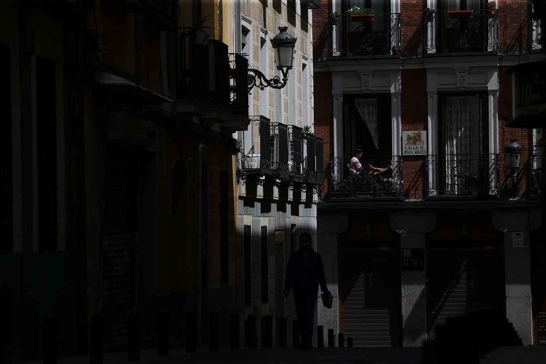 Una mujer sentada en un balcón de su domicilio, durante el confinamiento por la pandemia del coronavirus, en Madrid. REUTERS/Susana Vera