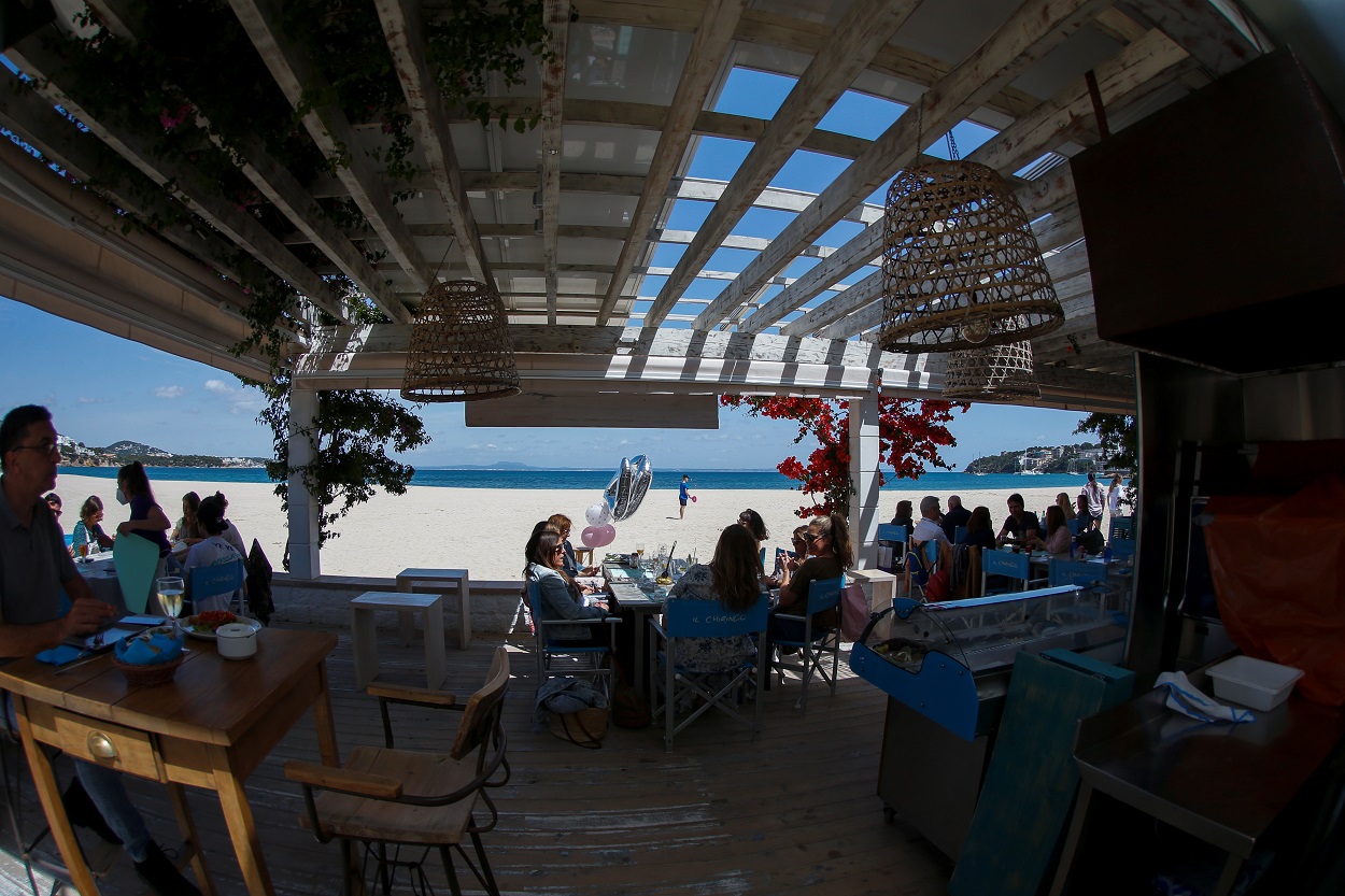 Gente almorzando en una terraza en la playa de Son Matias, en Palma de Mallorca. REUTERS/Enrique Calvo
