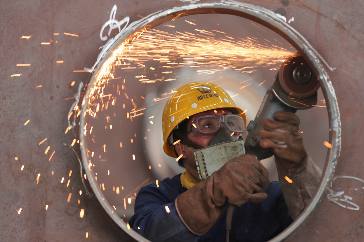 Un trabajador en una línea de producción de estructuras de acero en una fábrica en Huzhou, en la provincia china de Zhejiang. REUTERS