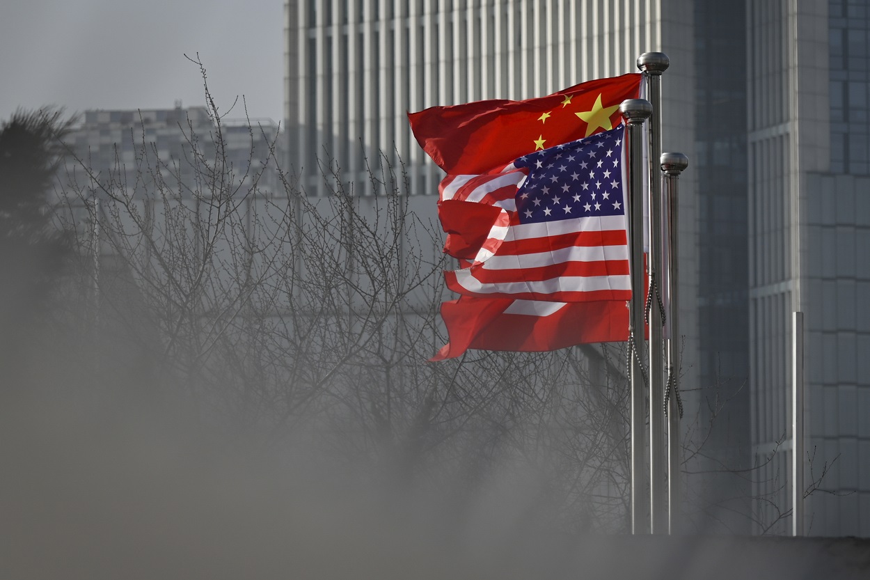 Las banderas de EEUU y de China, a la entrada de un edificio de oficinas en Pekín. AFP