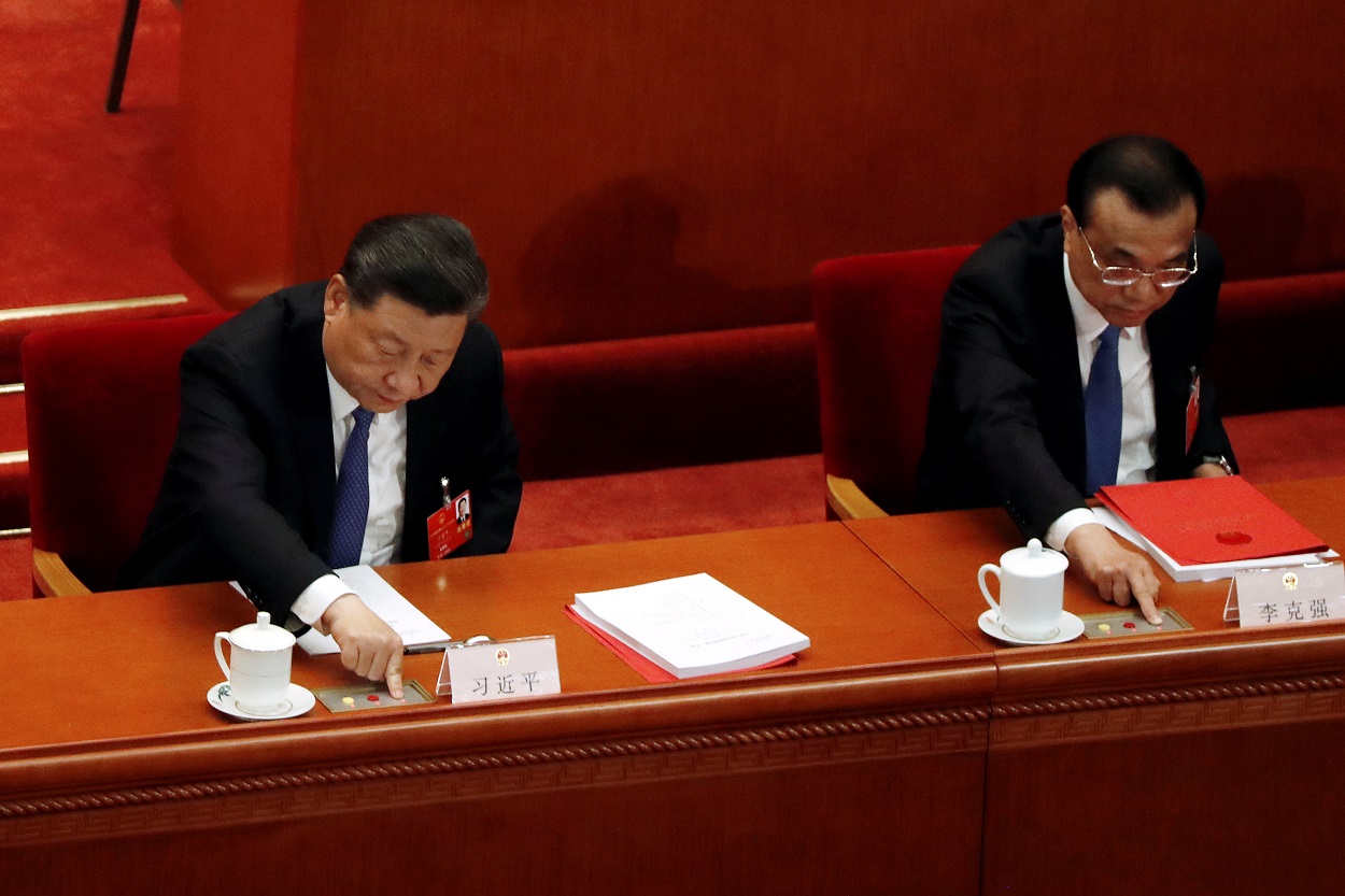 El presidente chino, Xi Jinping, y el primer ministro Li Keqiang, en la sesión de clausura de la Asamblea Popular Nacional de China, en el Gran Salón del Pueblo en Pekín. REUTERS / Carlos Garcia Rawlins