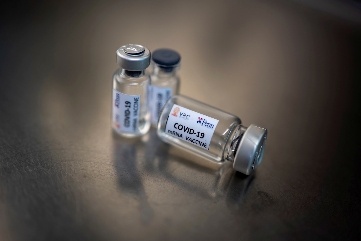 Unos viales con las pruebas de una posible vacuna para la covid-19. REUTERS/Athit Perawongmetha