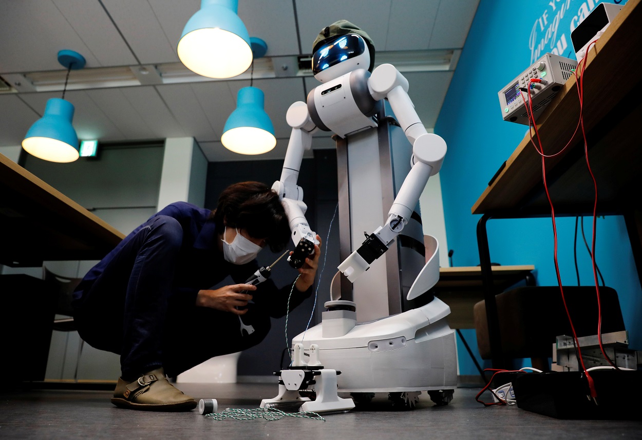Un técnico de la compañía japonesa Mira Robotics cambia una pieza al robot Ugo. REUTERS/Kim Kyung-Hoon