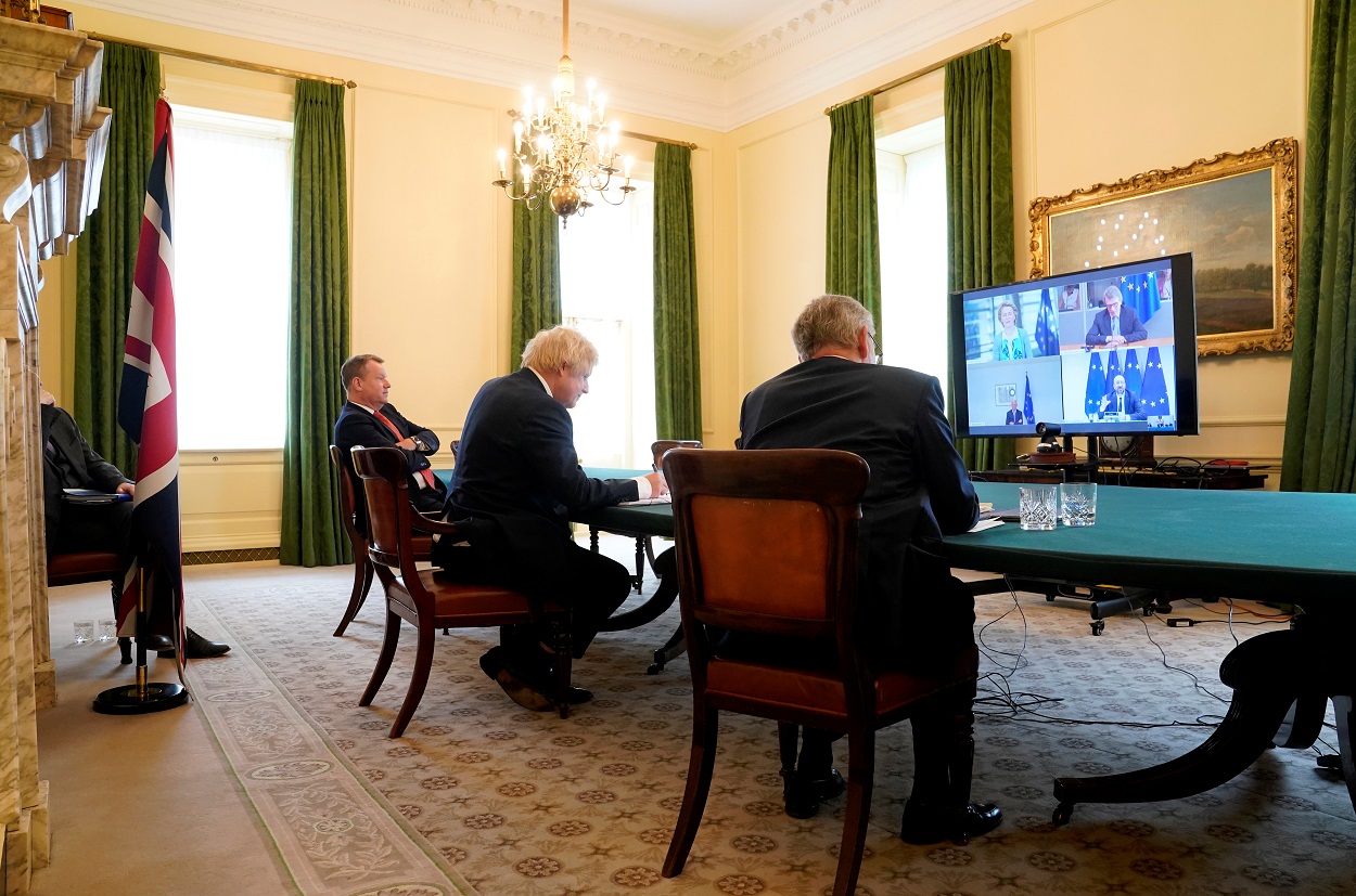 El primer ministro británico, Boris Johnson, en una videconferencia con los presidentes de las instituciones de la UE Charles Michel (Consejo), Ursula von der Leyen (Comisión), David Sassoli (Parlamento), y el negociador del Brexit de la UE, Michel Barnier, en el 10 de Downing Street, en Londres. REUTERS
