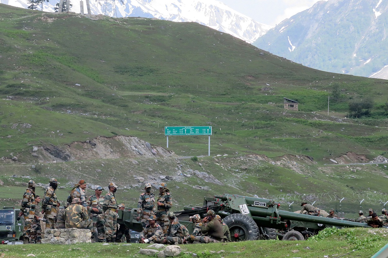 Soldados del Ejército indio descansan junto a una batería de artillería las armas de artillería en un campamento cerca de Baltal, al sureste de Srinagar, en el valle de Cachemira. REUTERS/Stringer