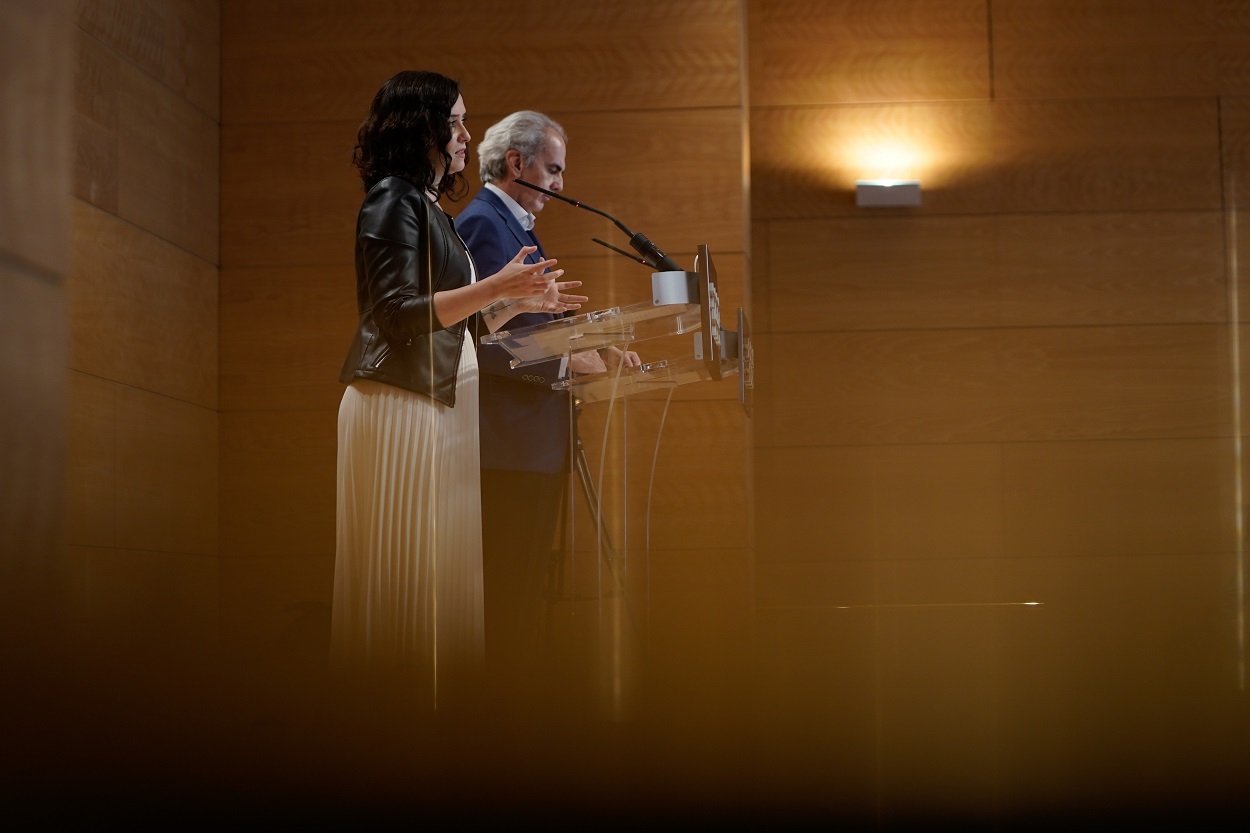 La presidenta de la Comunidad de Madrid, Isabel Díaz Ayuso, y el consejero de Sanidad de la comunidad, Enrique Ruiz Escudero, en rueda de prensa. E.P.