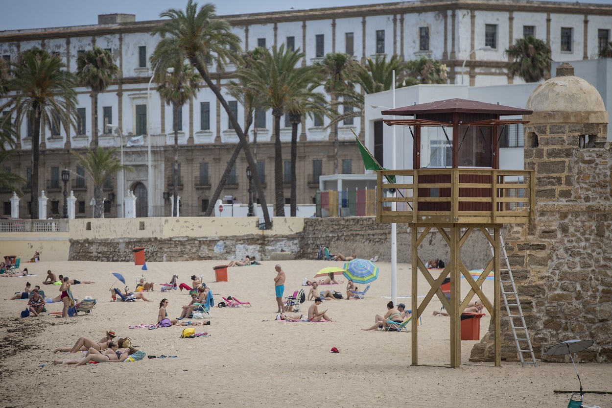 Vista de la playa de La Caleta, de Cádiz. E.P./María José López