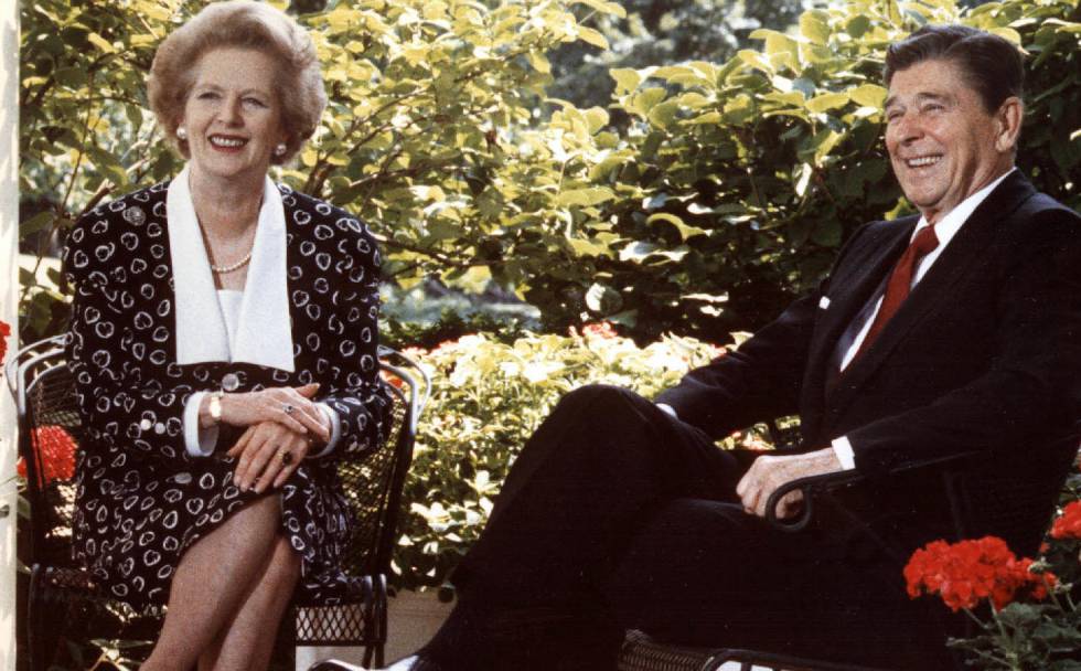 La primera ministra británica, Margaret Thatcher, con el presidente de EE UU, Ronald Reagan, en la Casa Blanca en 1987. /AP
