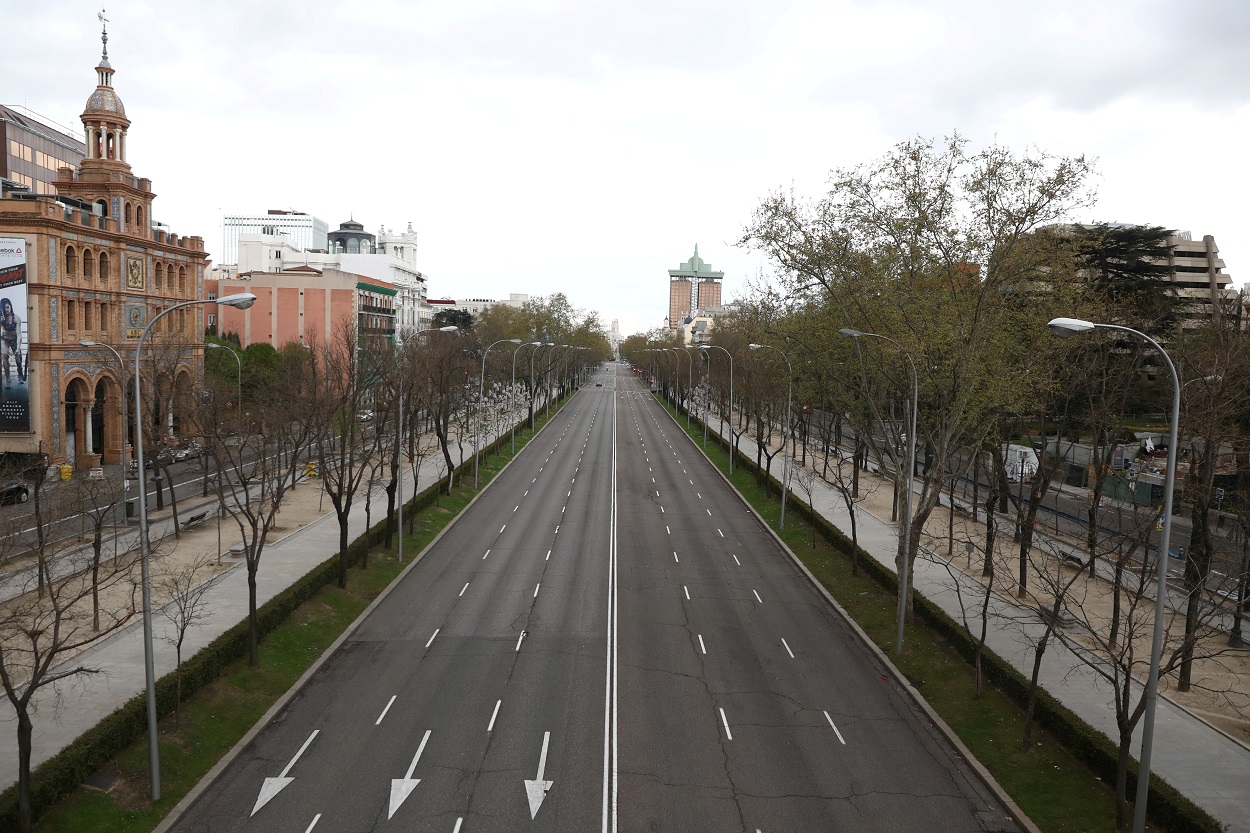 Vista del Paseo de la Castellana de Madrid prácticamente desierto durante el estado de alarma. REUTERS/Sergio Perez