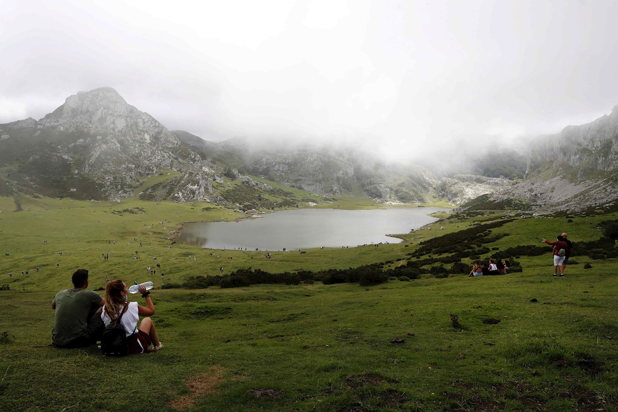 Turistas en los Lagos de Covadonga, en el Parque Nacional de Picos de Europa, Asturias. EFE/J.L. Cereijido