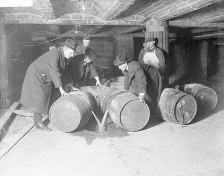 Destrucción de barriles de alcohol durante la Ley Seca de EE. UU. Wikimedia Commons