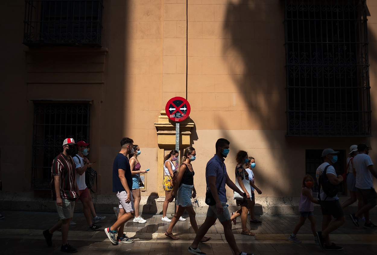 Gente caminando por la calle en Málaga. E.P./Jesus Merida /SOPA Images via ZUM / DPA