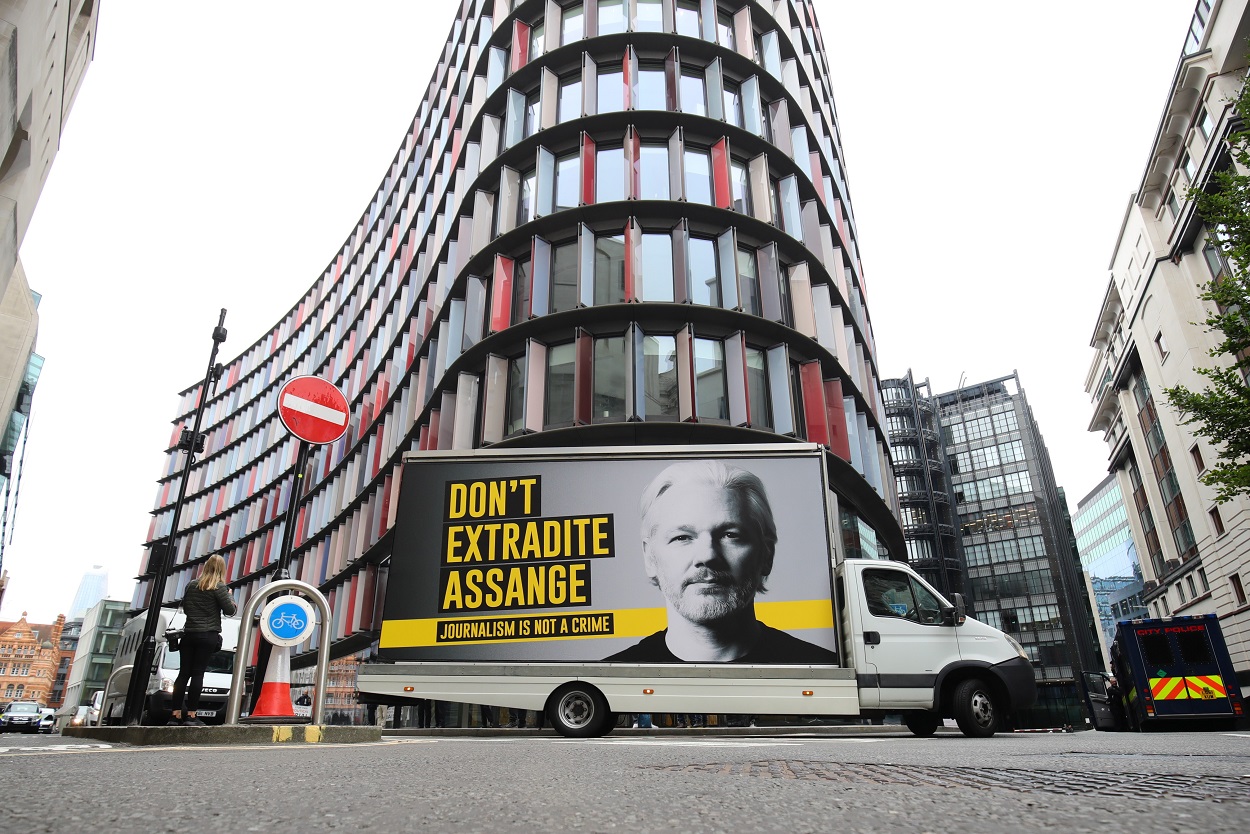 Una furgoneta con el cartel de la campaña contra la extradición del fundador de Wikileaks Julian Assange, en el centro de Londres. E.P./Aaron Chown/PA Wire/dpa