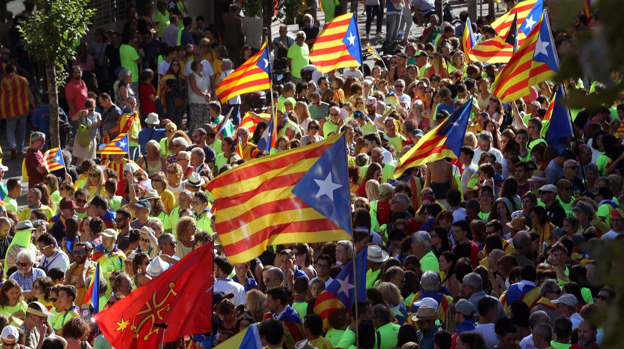 La manifestación de la Diada, a su paso por la confluencia del Paseo de Gràcia y calle Aragón de Barcelona. EFE