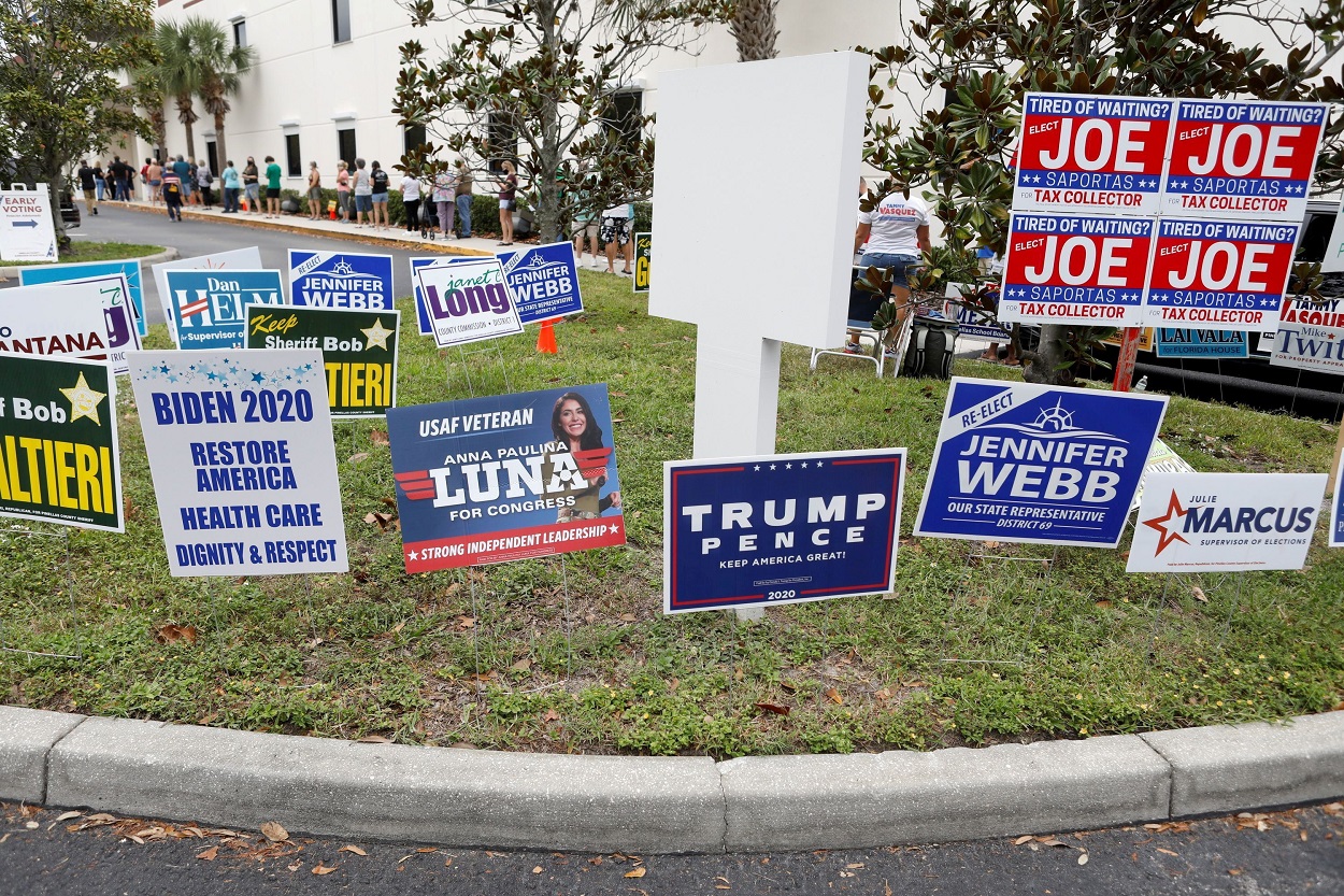 Carteles de las elecciones presidenciales en EEUU, en la localida de Largo (Florida, EEUU). REUTERS/Octavio Jones