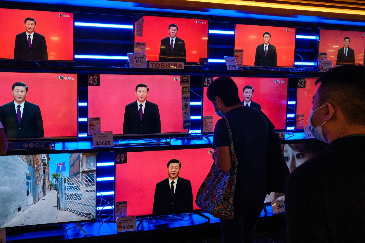 El presidente de China, Xi Jinping, aparece en varios monitores de televisión en un comercio en sHong Kong. SOPA Images via ZUMA Wire/dpa Isaac Wong