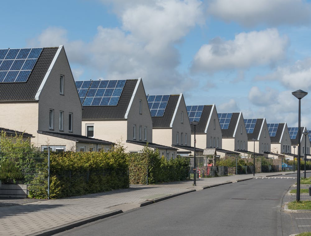Urbanización de nueva construcción con placas fotovoltaicas en los tejados de las viviendas. Shutterstock / Goldsithney
