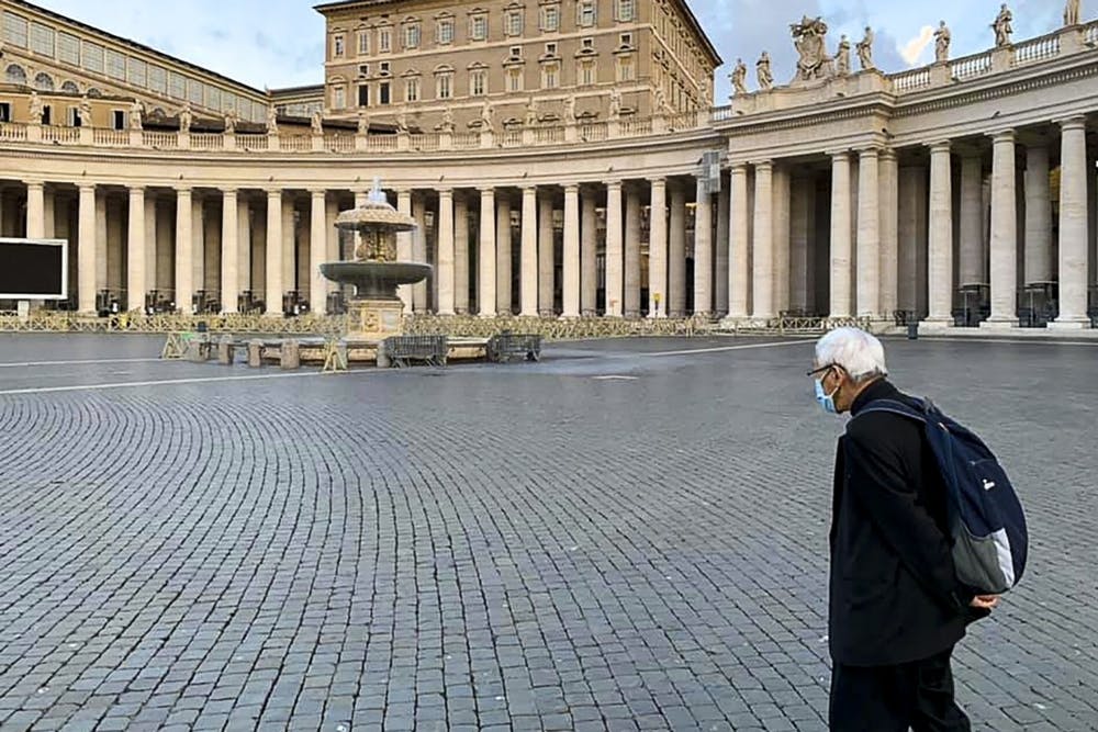 El cardenal Zen en la plaza de San Pedro durante la visita en la que no logró ser recibido por el Papa Francisco. Facebook