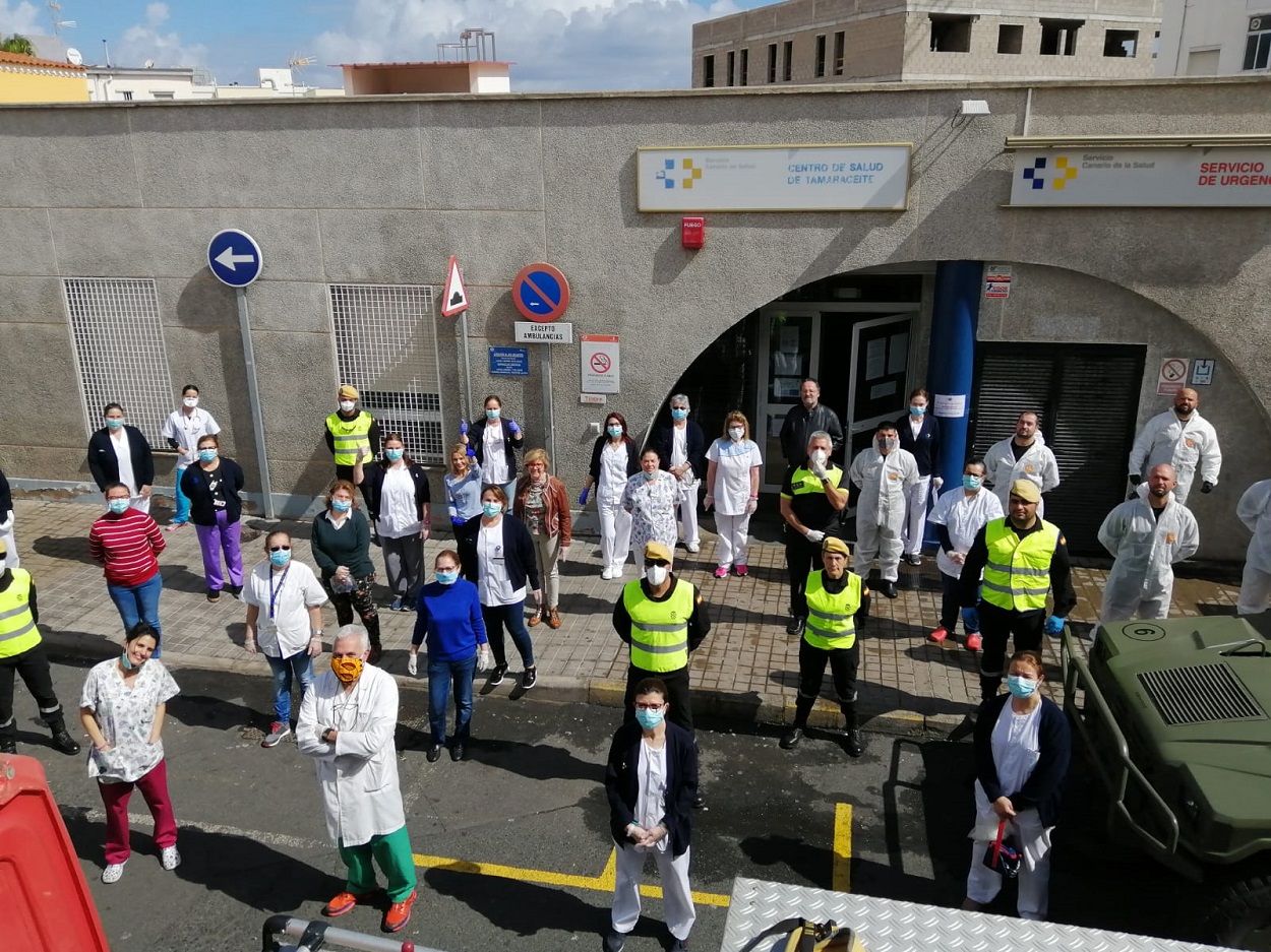 Trabajadores sanitarios y miembros de la Unidad Militar de Emergencias (UME), ante el Centro de Salud de Tamaraceite, Las Palmas de Gran Canaria, en marzo de 2020. UME, Ministerio de Defensa del Gobierno de España