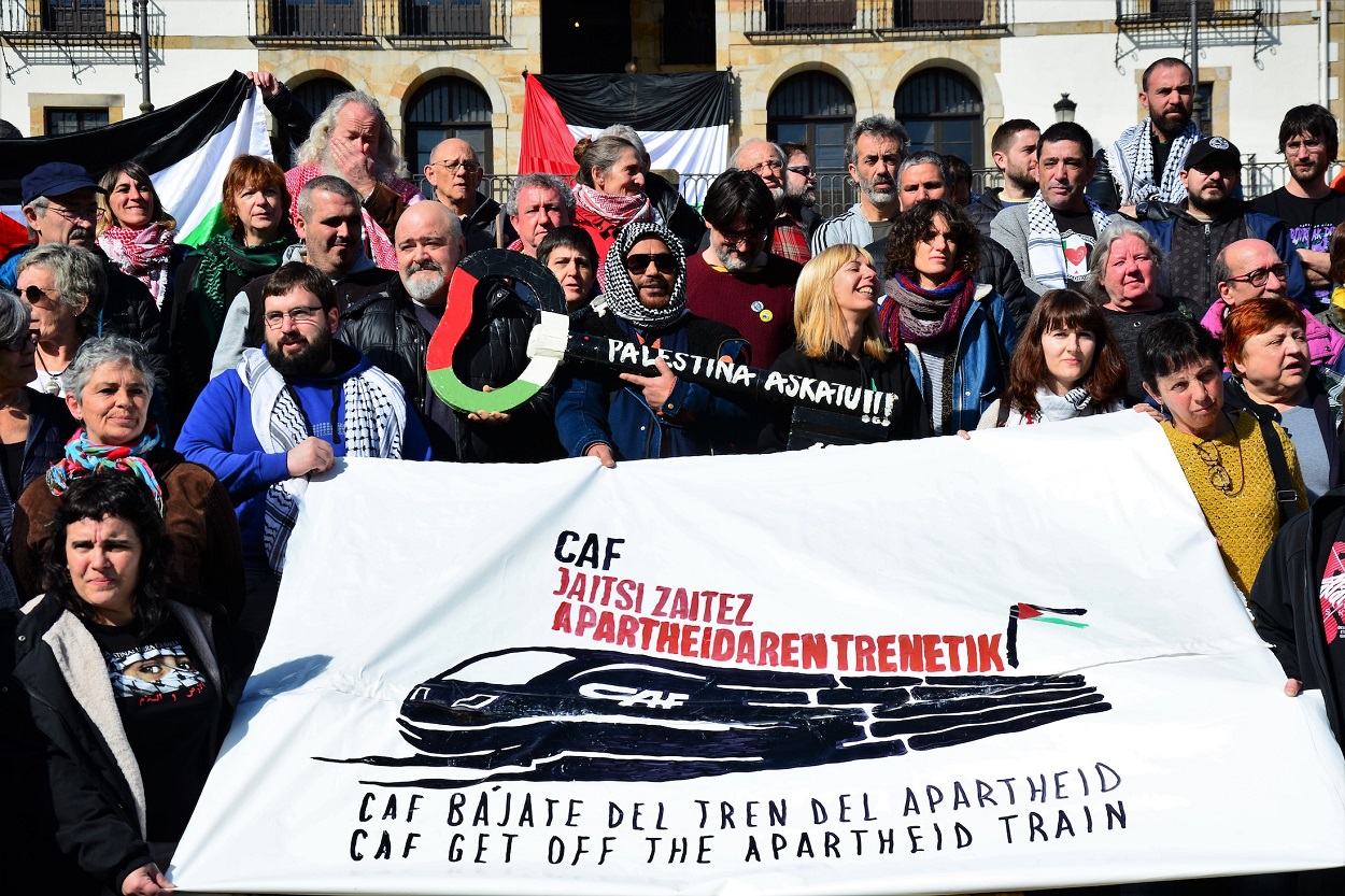 Grupos de derechos humanos en Euskal Herria lanzaron una campaña en febrero 2020 pidiendo a la empresa vasca CAF que se retire del proyecto para expandir el tranvía de Jerusalén en los asentamientos ilegales israelíes.