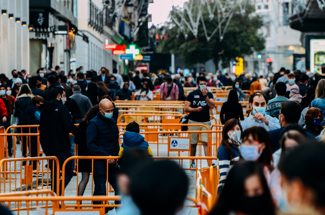 Viandantes en una calle comercial de Madrid el 1 de noviembre de 2020. Shutterstock / Alexandre Rotenberg