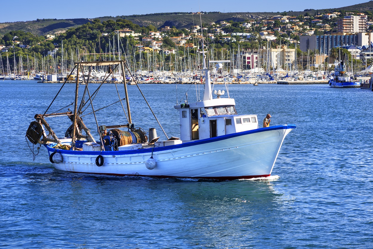 Barco pesquero en el puerto de Denia. Shutterstock / MIGUEL G. SAAVEDRA