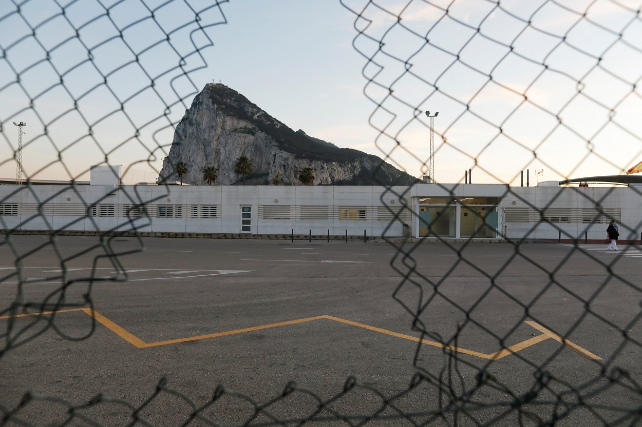 Vista del Peñón de Gibraltar, a través del hueco en una verja. REUTERS/Jon Nazca
