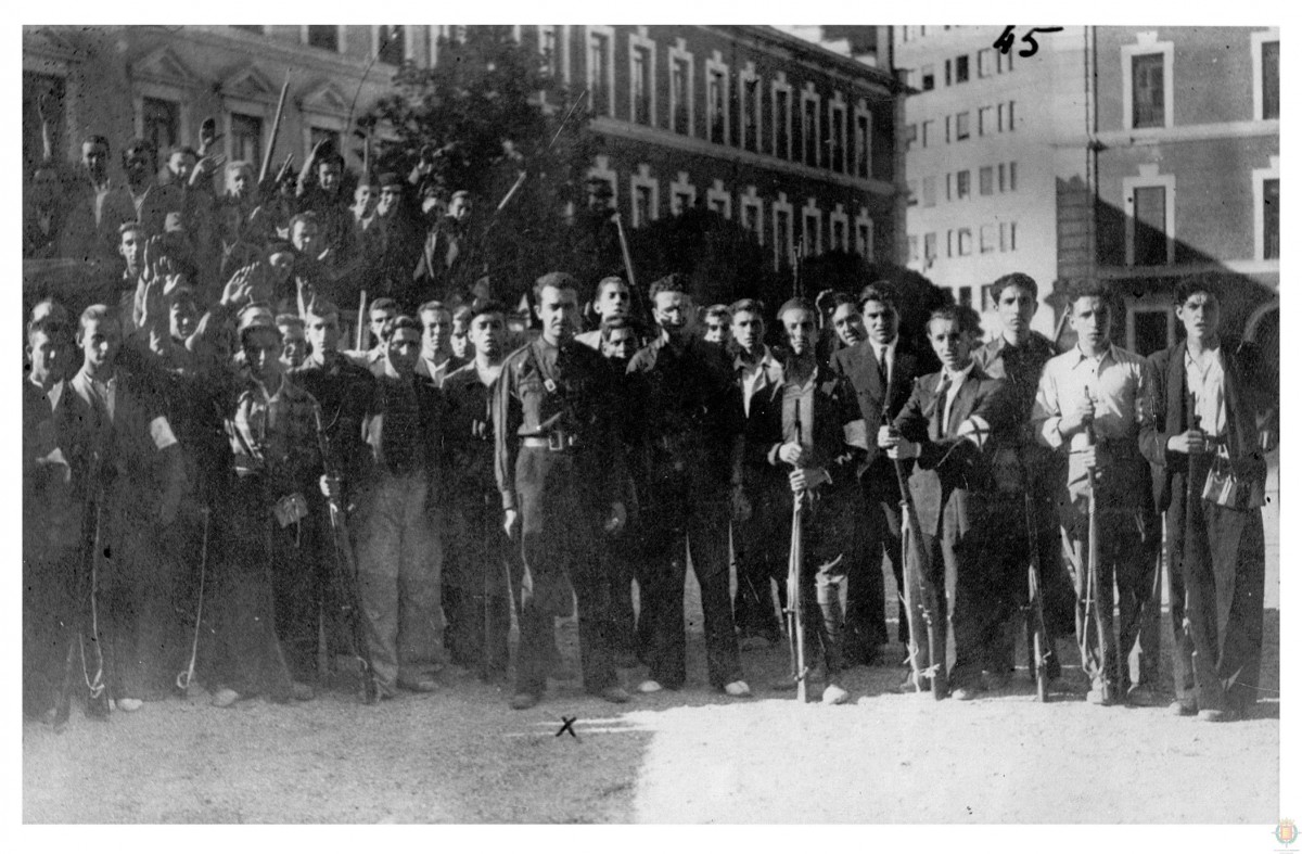 Onésimo Redondo con Falangistas y Requetés en el patio de la Academia de Caballería de Valladolid, el día 19 de Julio de 1936, tras ser armados por los militares.