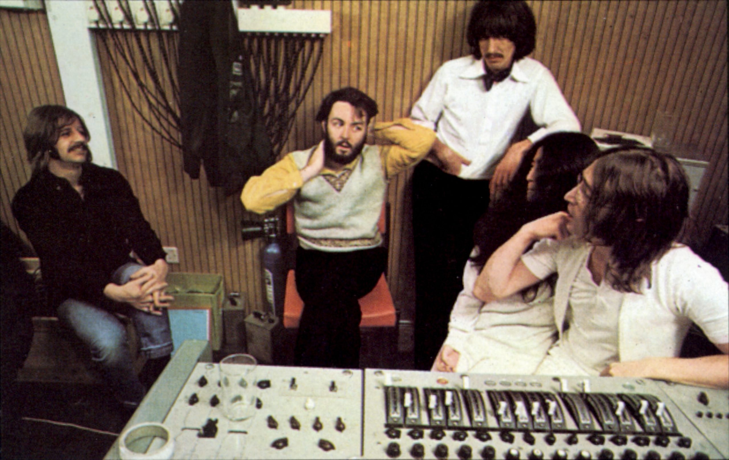 Los componentes de Los Beatles, con Yoko Ono en el estudio de grabación.
