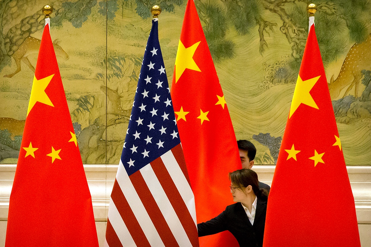 La bandera de Estados Unidos entre varias de China, antes de una sesión de las negociaciones comerciales entre ambos países, en Pekín, en febrero de 2019. REUTERS/Mark Schiefelbein / Pool