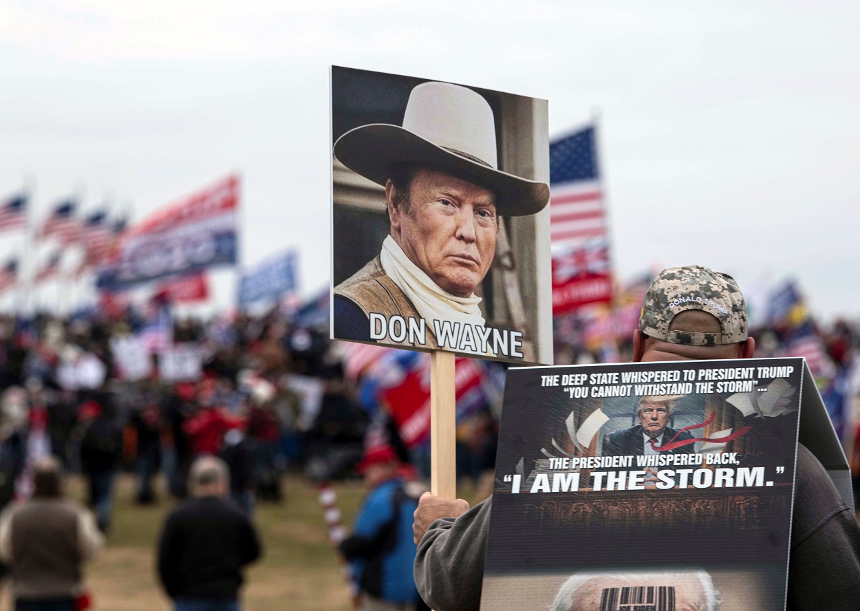 Un seguidor de Donald Trump, con un cartel con una foto del presidente estadounidense como si fuera John Wayne, cerca del Capitolio, en Washington. reuters/Hannah Gaber/USA TODAY