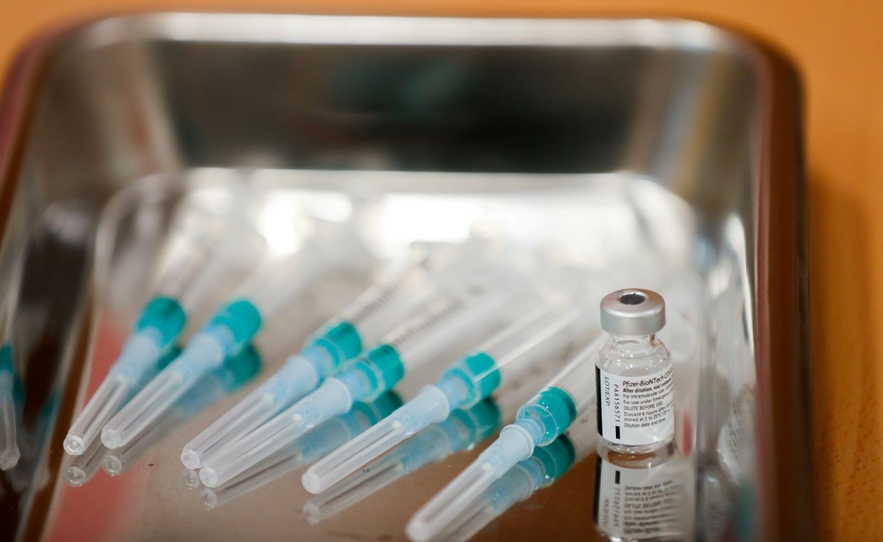 Jeringuillas y un vial con las dosis de la vacuna contra el coronavirus, en una residencia de ancianos en Madrid. REUTERS/Susana Vera