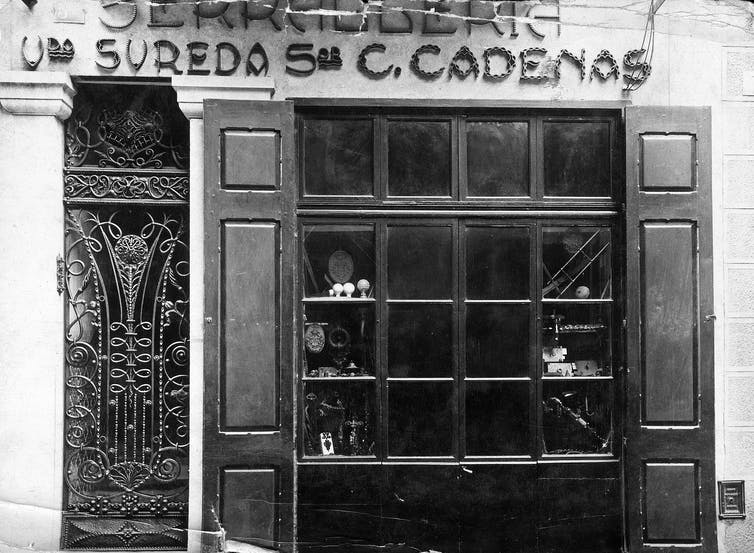Fachada del establecimiento de orfebrería Viuda de Sureda / Señor C. Cadenas de Girona