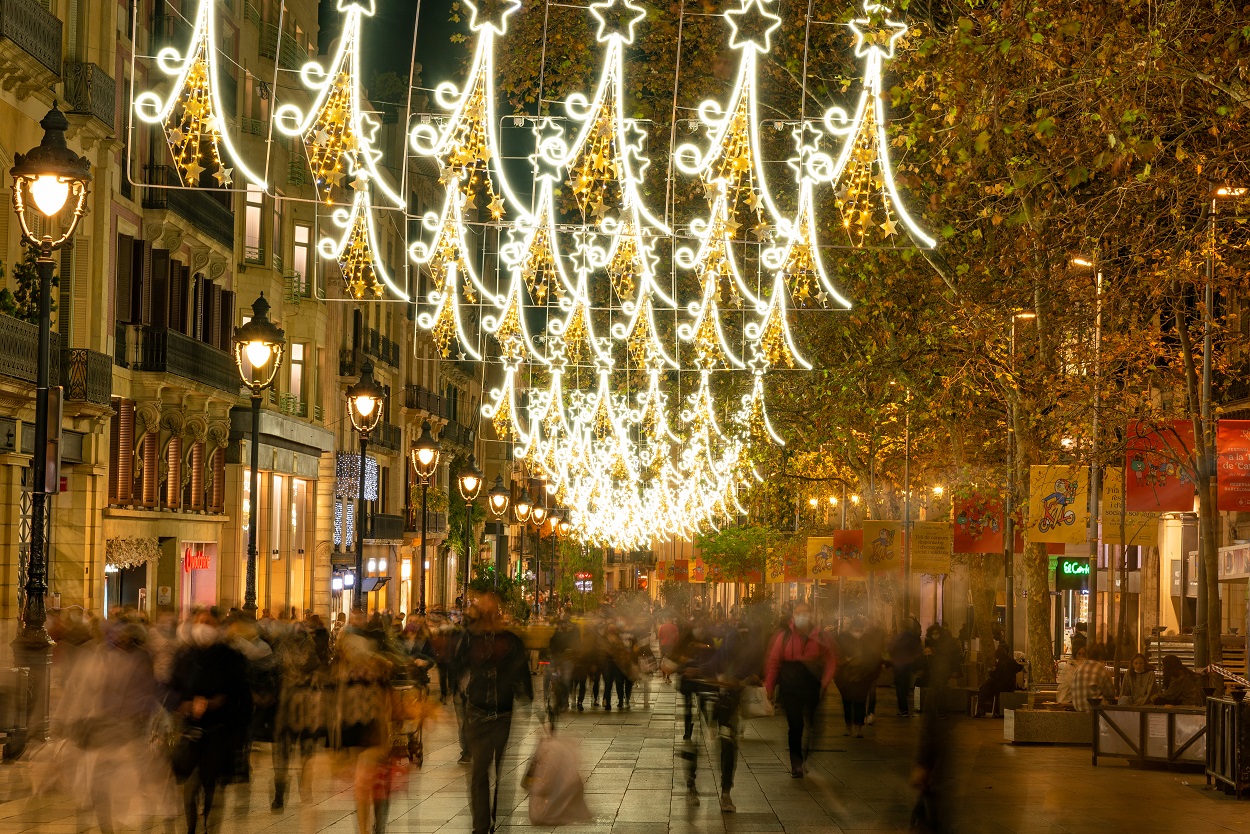 Aspecto de la Avinguda del Portal de l'Àngel de Barcelona en vísperas del día de Navidad de 2020. Shutterstock / Davide Bonaldo