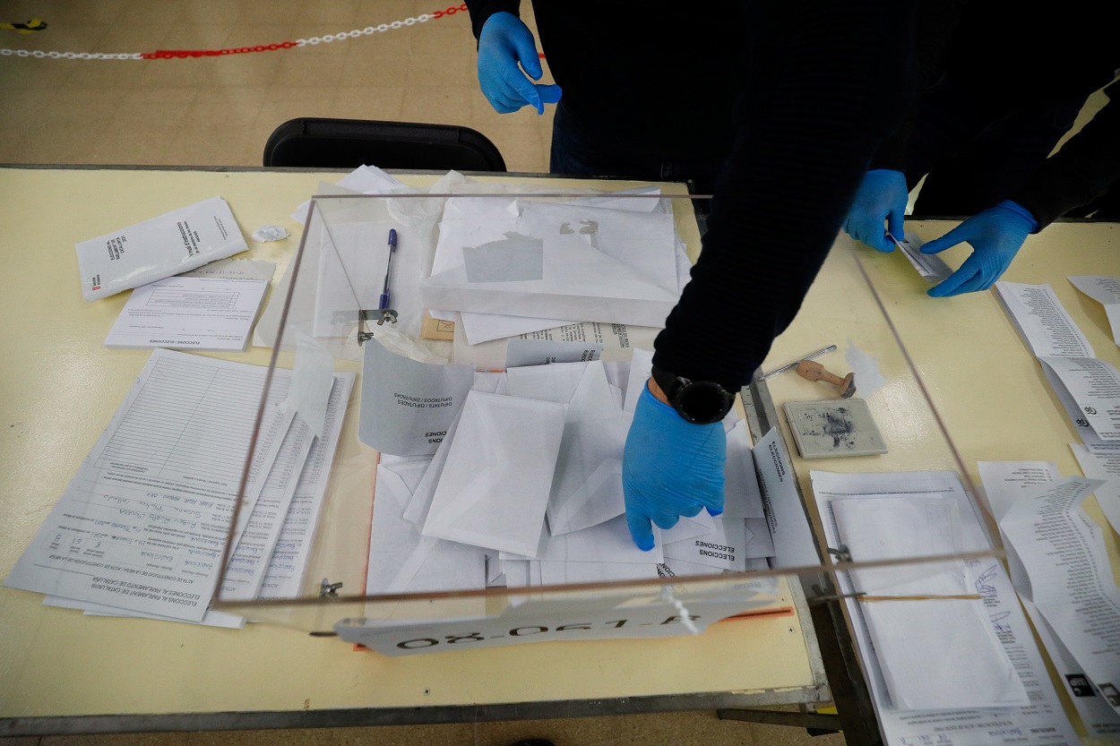 Los miembros de una mesa electoral comienzan el recuento de los votos de las elecciones autómicas de este domingo, 14 de febrero, en Barcelona. REUTERS/Albert Gea