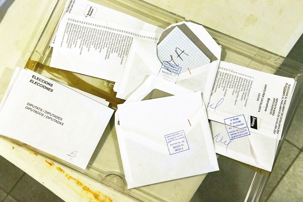 Vista de varios votos nulos para las elecciones al Parlament de Catalunya, en una mesa electoral de El Masnou. EFE/Enric Fontcuberta