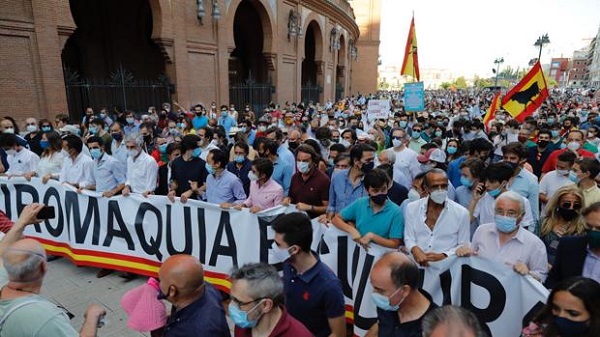 Concentración en los alrededores de la plaza de toros de Las Ventas, en Madrid, a favor de la tauromaquia.