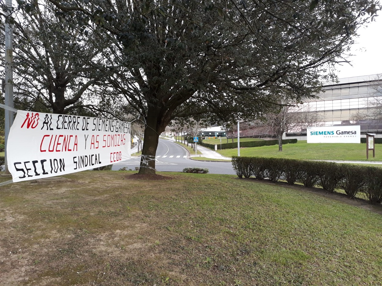 Pancarta contra los cierres de plantas de Siemens-Gamesa, delante de su sede. Foto: CCOO