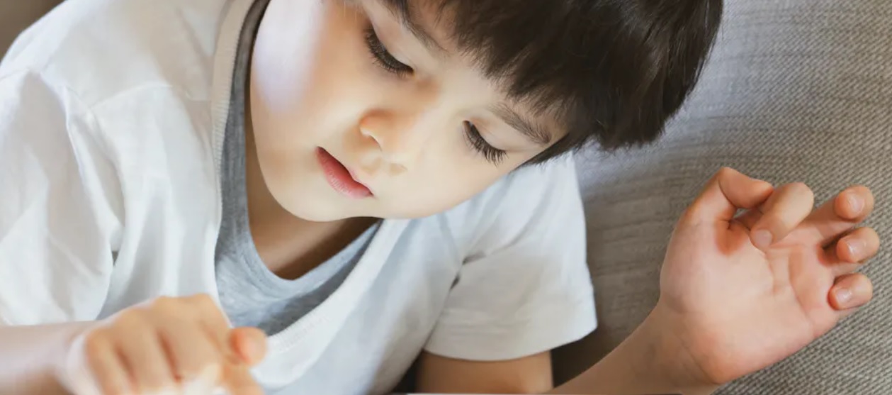 Niño jugando con una tablet