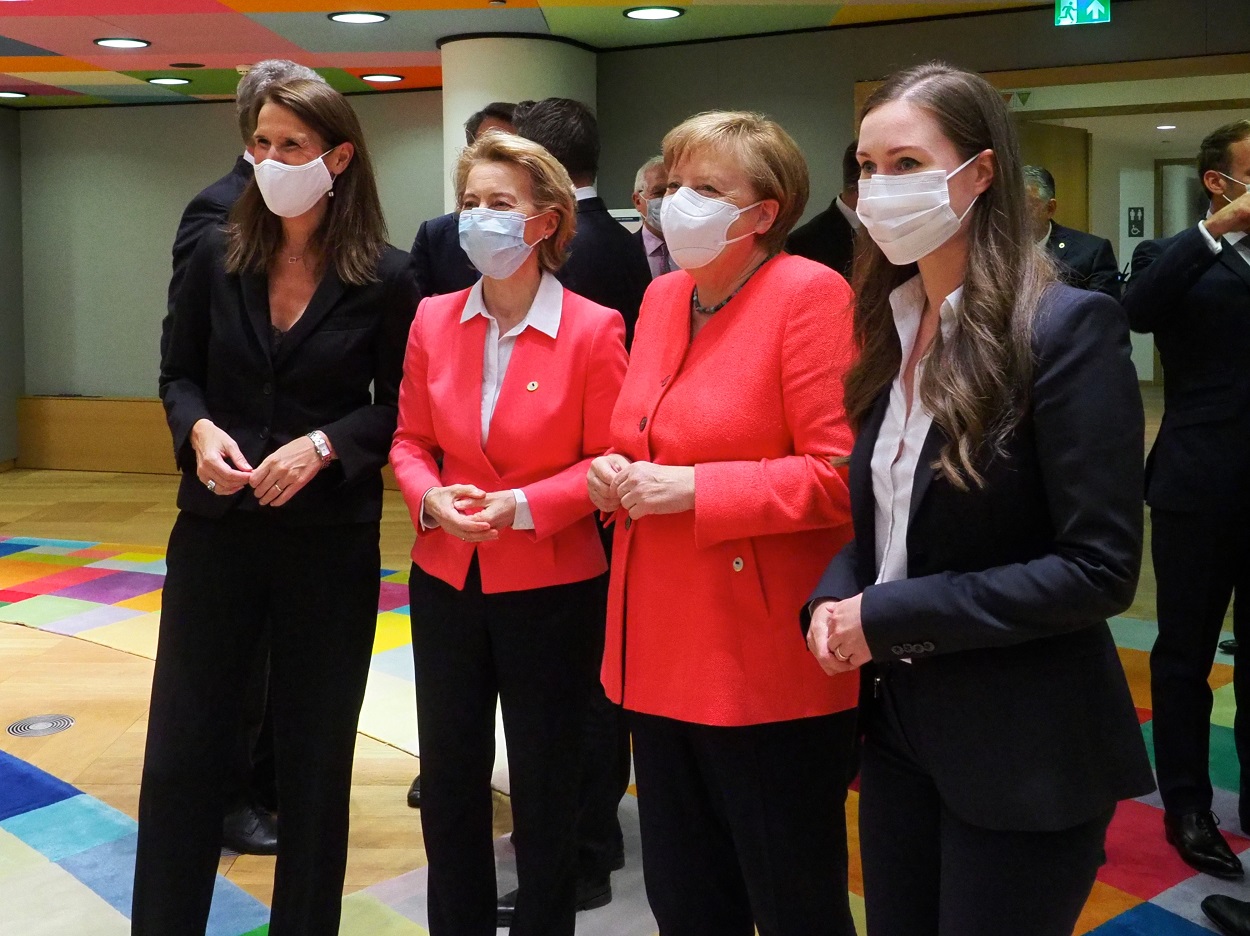 Sophie Wilmès, primera ministra de Bélgica; Ursula Von Der Leyen, presidenta de la Comisión Europea; Angela Merkel, canciller federal de Alemania y Sanna Marin, primera ministra de Finlandia (Bruselas, 17 de julio de 2020). European Union